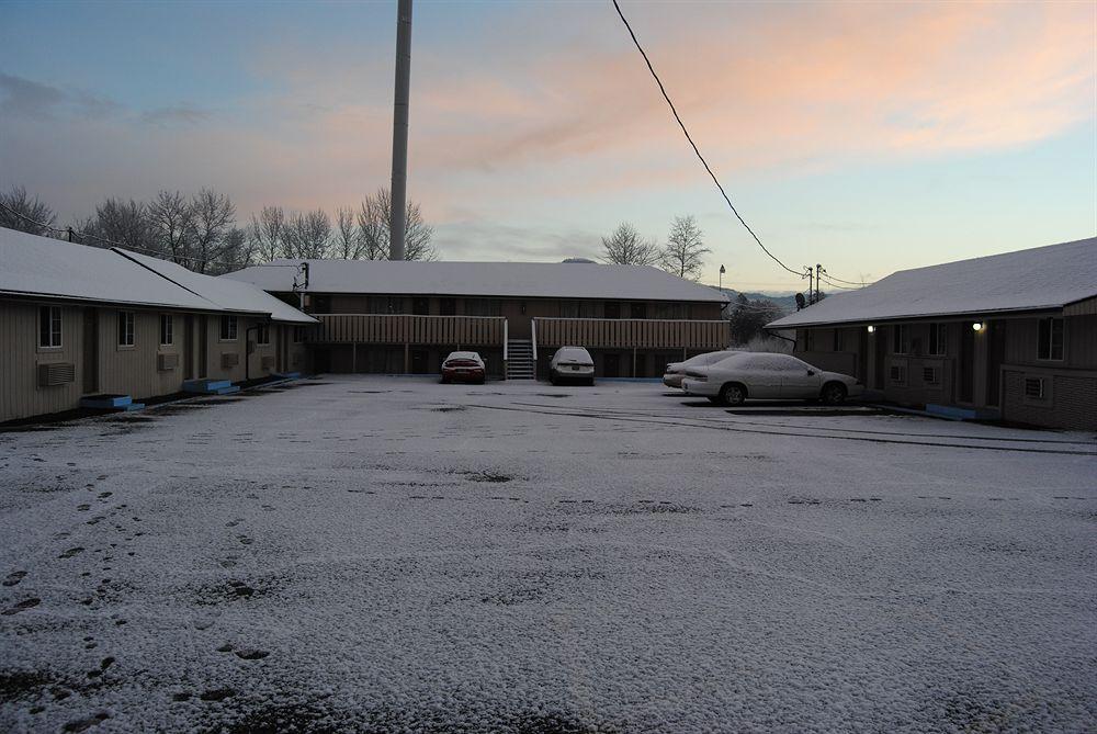 Relax Inn Of Medford Exterior foto