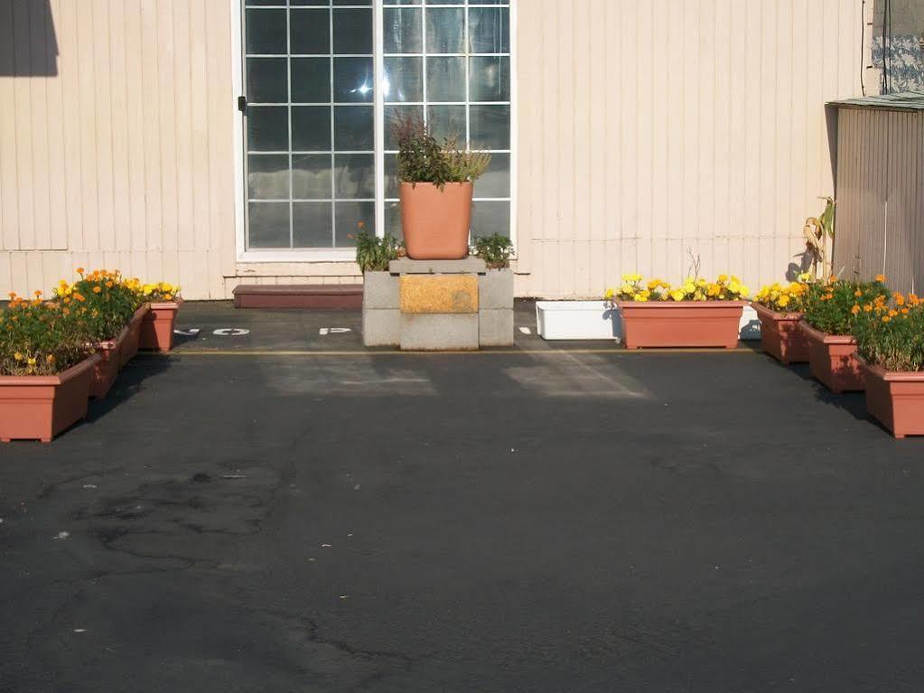 Relax Inn Of Medford Exterior foto
